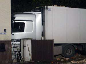 Verkehrsunfall:Laster in Haus in Uehlfeld;Foto:Heiko Rost (FFW Dachsbach)