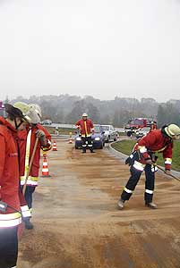 Ölspur im Kreisel  bei Neustadt am 01.11.2005