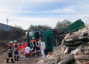 Lkw umgekippt - Person eingeklemmt