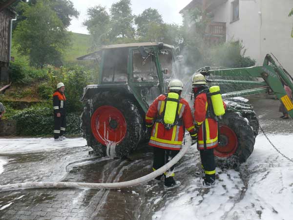 Traktor brennt in Scheun