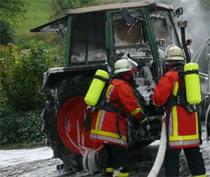 Traktor brennt in Scheun