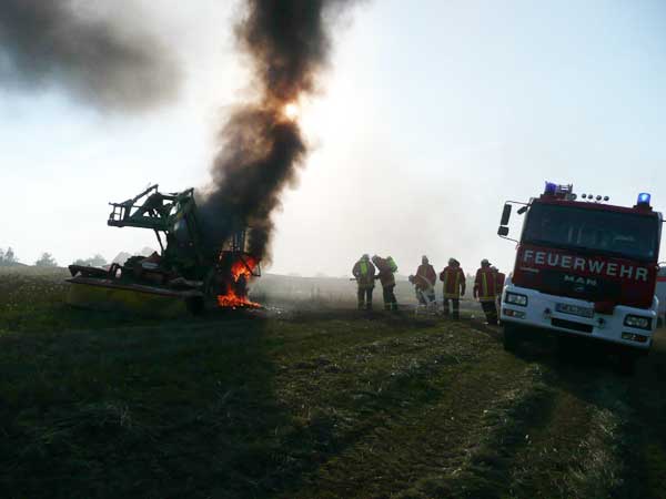 Traktor brennt; Bildmaterial: J. Schmidt