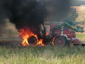 Traktor brennt; Bildmaterial: J. Schmidt