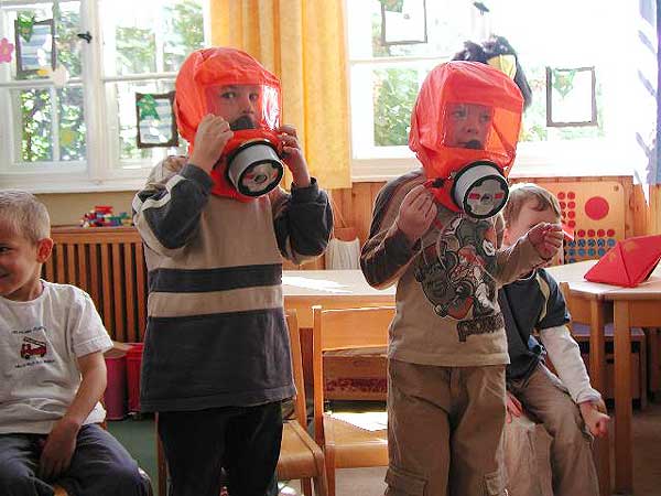 Brandschutzaufklärung im Schlosskindergarten am 09.06.2005;Foto:Schmidt