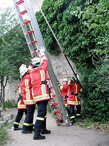 Übung 25.06.2004 - Der zweite Zug bei der Übung mit tragbaren Leitern, im speziellen Steck- und Schiebeleiter