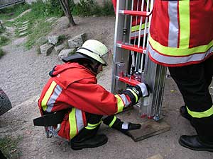 Übung 25.06.2004 - Der zweite Zug bei der Übung mit tragbaren Leitern, im speziellen Steck- und Schiebeleiter