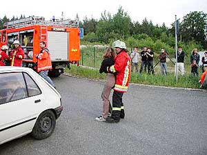 Einsatzübung im Industriegebiet in Neustadt
Eine Person luft am Unfallort verstrt umher und wird von einem Feuerwehrmann betreut